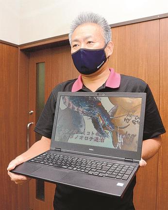 動画の冒頭を紹介するスタッフ＝雲南市吉田町川手、清嵐荘