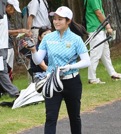 沿道の観客の声援に応える選手＝大山平原ゴルフクラブ