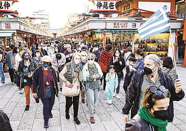 国内旅行を促す全国旅行支援の開始と、新型コロナウイルス水際対策の大幅緩和から１カ月を迎えた東京・浅草の仲見世通り。新型コロナの流行「第８波」が懸念されている＝１１日午後