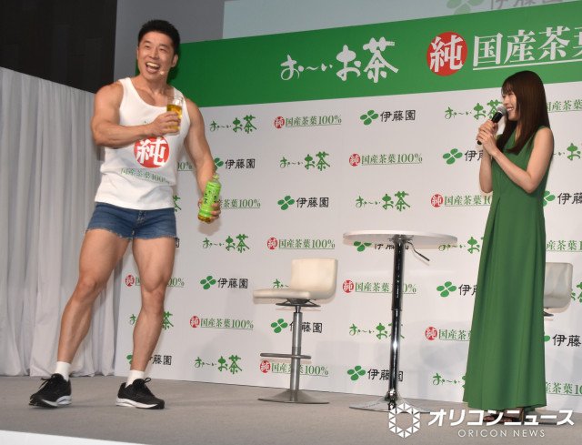 “おそろいタンクトップ”の(左から)なかやまきんに君、有村架純(C)ORICON NewS inc.
