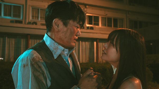 Netflixコメディシリーズ『デスキスゲーム いいキスしないと死んじゃうドラマ』より
