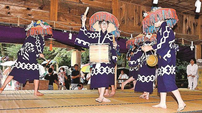 念仏踊りを奉納する須佐大宮念仏踊り保存会の会員＝出雲市佐田町須佐、須佐神社