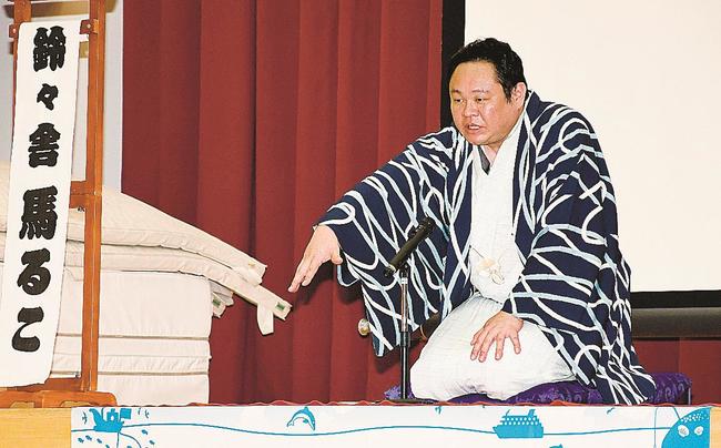 海落語「プラスチックごみだらけの竜宮城」を披露する鈴々舎馬るこさん＝出雲市西平田町、平田小学校