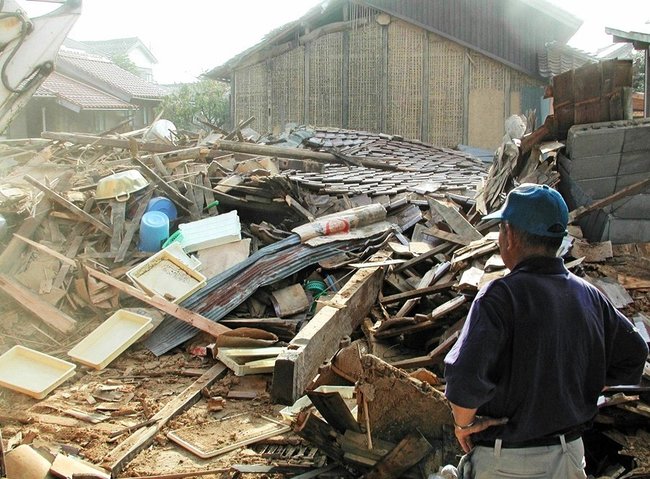 鳥取県西部地震で倒壊した住家＝２０００年１０月６日、境港市内