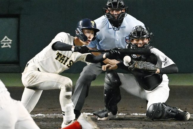 タイブレークの１０回表大社１死二、三塁、園山が投前スクイズを決める＝甲子園