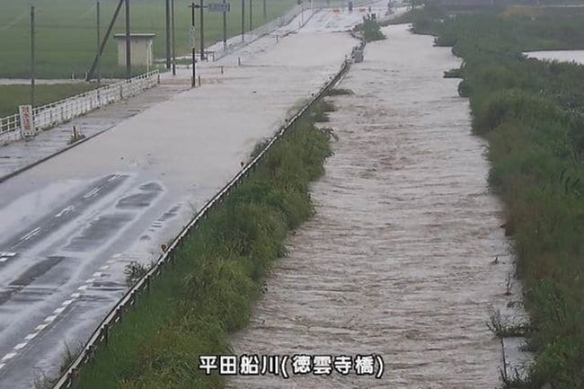 冠水した出雲市内の道路（島根県ライブカメラより）