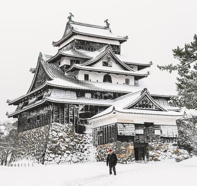 雪化粧した国宝松江城＝２５日午前８時３８分、松江市殿町