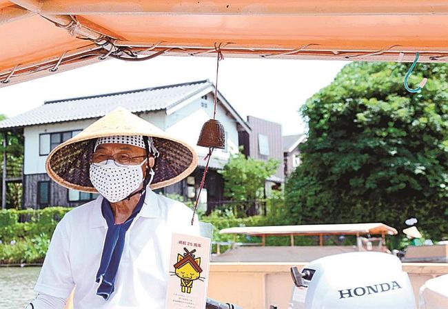 堀川遊覧船に涼しい音を響かせる風鈴＝松江市黒田町