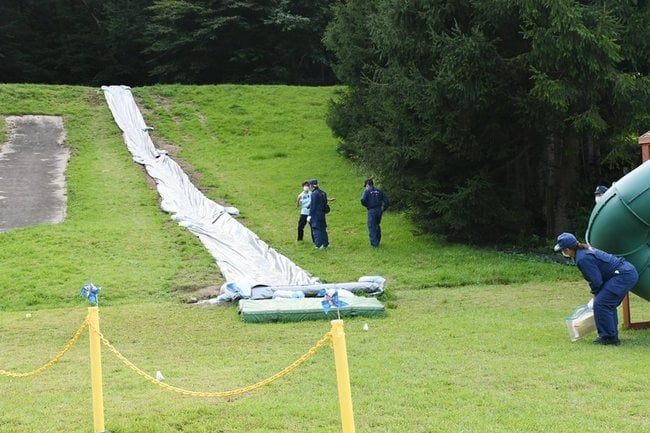 事故現場のウォータースライダーの検分をする捜査関係者=2023年8月24日、島根県邑南町市木、瑞穂ハイランド