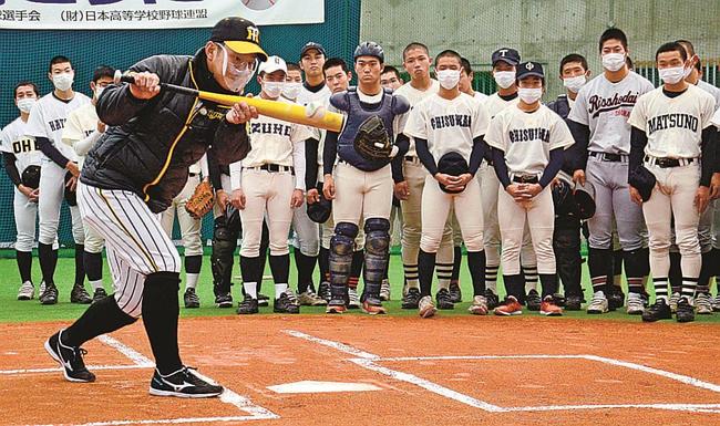 高校球児たちにバントの手本を見せる糸原健斗選手＝出雲市矢野町、出雲ドーム