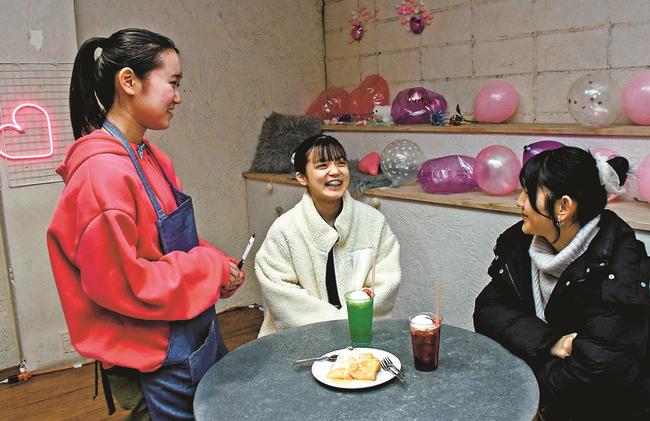 ドリンクを楽しみながら店員（左）と話す高校生＝江市天神町