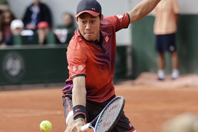 今年の全仏オープン男子シングルス２回戦でプレーする錦織圭＝パリ（共同）