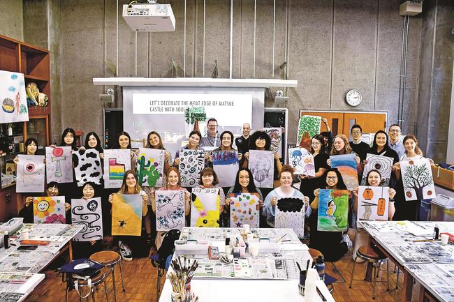 交流事業で描いたあんどんの絵を披露する両大学学生＝松江市浜乃木７丁目、島根県立大学松江キャンパス