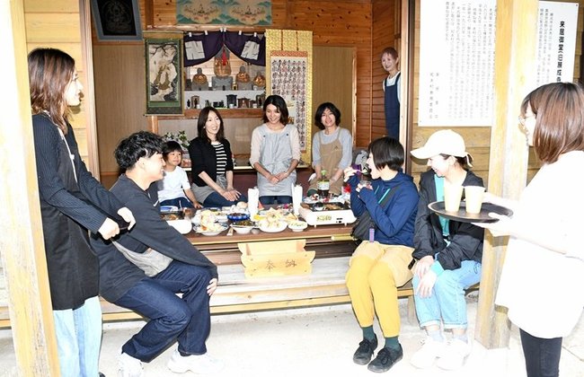 巡礼者にごちそうを用意してもてなす地区の人たち＝島根県知夫村、来居御堂