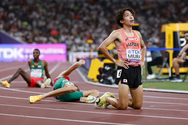 世界陸上男子3000?障害決勝のレースを終えた三浦龍司選手=15日、国立競技場