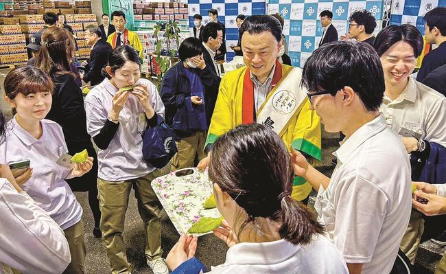 島根県産のアムスメロンをＰＲする丸山達也知事（中央奥）＝大阪市福島区、大阪中央青果