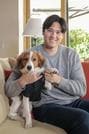 犬と一緒に撮影に応じる大谷翔平選手。ドジャースの入団記者会見で名前を「デコピン」と明かした＝11月17日、カリフォルニア州ニューポートビーチ（ゲッティ＝共同）