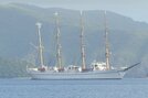 浦郷湾に停泊した日本丸＝島根県西ノ島町浦郷から撮影
