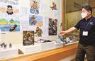 展示品を紹介する平原金造館長＝安来市広瀬町町帳、市立歴史資料館