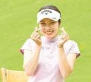 表彰式前、いち早く席に着きポーズを決める準優勝の井上りこ＝鳥取県伯耆町丸山、大山平原ゴルフクラブ