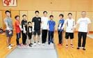 剣を手に勢ぞろいする津森志道さん（左から５人目）ら松江フェンシングクラブの仲間たち＝島根県立松江工業高校フェンシング場