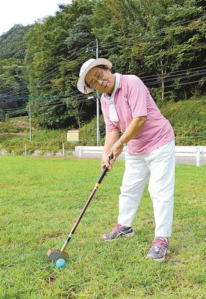クラブを握る高橋数江さん=益田市美都町笹倉、ひだまりパークみと