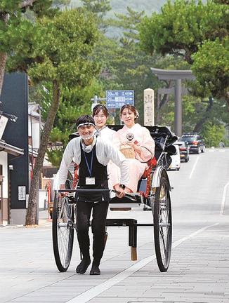 人力車を引き、神門通りを案内する糸賀太郎さん＝出雲市大社町杵築南