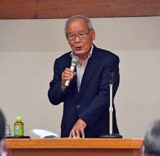 記念式典であいさつする黒目益宏会長=出雲市古志町、古志コミュニティセンター