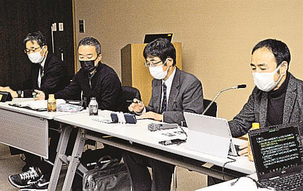 新聞記事の読み比べの実践を報告する松江市立竹矢小の和田倫寛教諭（右）＝松江市殿町、山陰中央新報社