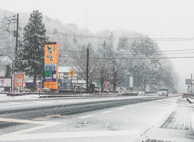 雪が降り、路面が白くなった国道５４号＝島根県飯南町花栗