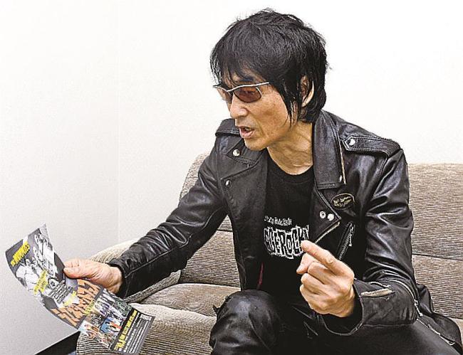 「シマネジェットフェスヤマタノオロチライジング２０２３」に込めた熱い思いを語るギターウルフのセイジさん＝松江市殿町、山陰中央新報社