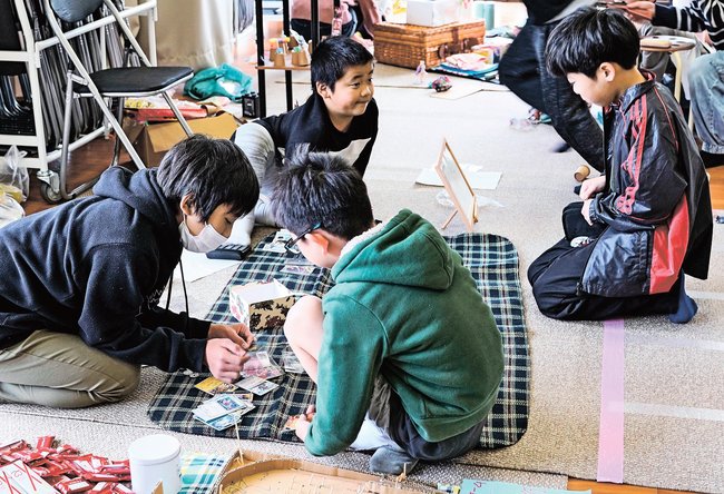 出品物の売り買いを楽しむ子どもたち＝島根県川本町多田、多田自治会館
