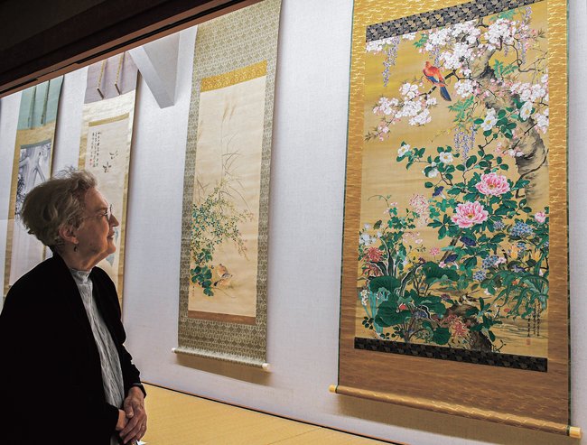 堀江友聲の「百花群鳥図」に見入る来館者＝出雲市大社町杵築西、手銭美術館