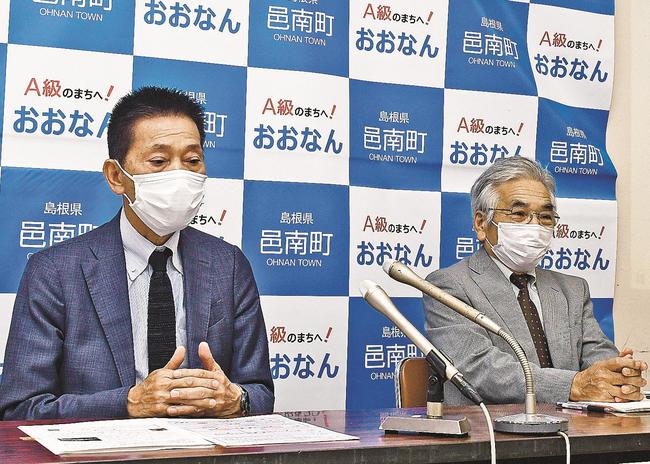 トロッコの新造に向けた費用を募るクラウドファンディングを説明する石橋良治町長（左）と日高弘之理事長＝松江市内