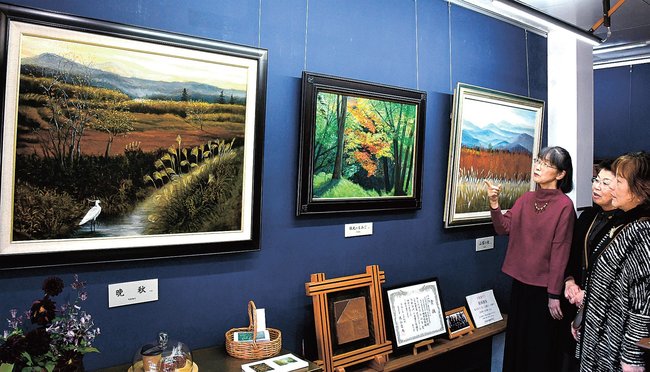 古典技法で描いた油彩画を来場者に説明する阿蒜祐子さん(右端)=雲南市大東町下阿用、ギャラリーランドスケープ