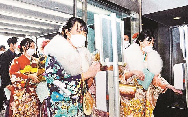 消毒して入場する新成人=松江市学園南1丁目、くにびきメッセ