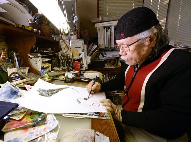 ２０１６年１２月、仕事場で作品を描く松本零士さん＝東京都内