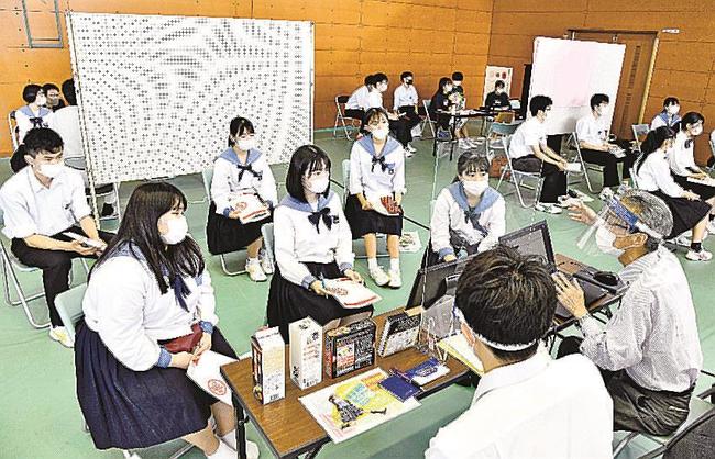 企業担当者の説明に耳を傾ける高校生＝浜田市黒川町、島根県立石見武道館