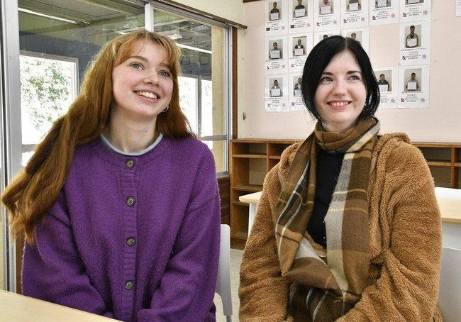 江津市での暮らしを振り返るナタリーア・スポダさん（右）とアンナ・クリスティーナ・ロシュコさん＝江津市江津町、はなまる日本語学校島根校
