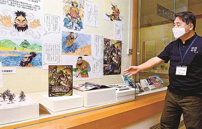展示品を紹介する平原金造館長＝安来市広瀬町町帳、市立歴史資料館