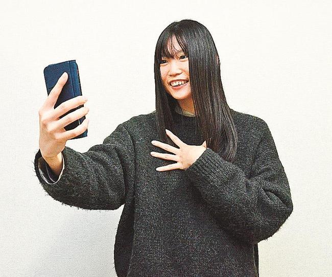 動画を撮影するモモティーさん＝米子市内