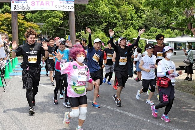 隠岐の島ウルトラマラソン５０キロの部でスタートする選手たち＝２０２２年６月、島根県隠岐の島町郡、水若酢神社