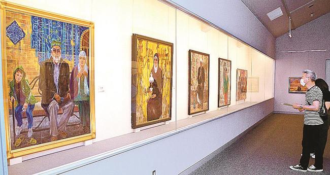 「モスクの前で」（左）など展示された鳥屋尾敬さんの作品＝出雲市浜町、出雲文化伝承館