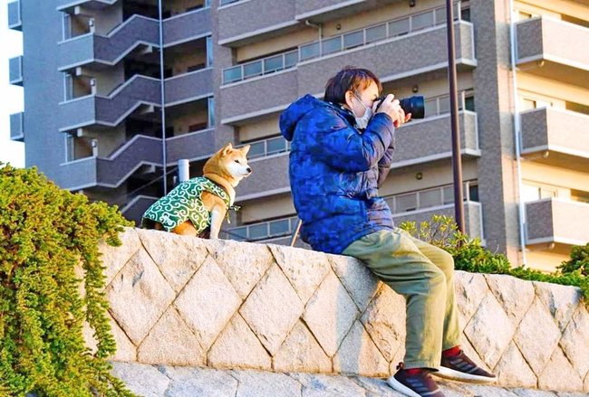 飼い主の森山修さんと「茜」