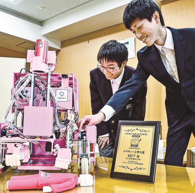 コンテストで優勝を果たした松江高専の中尾匠さん（左）と沼本祐輝さん＝松江市殿町、県庁