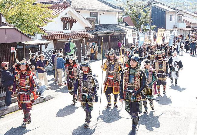 武者行列で山中鹿介（左）ら尼子十勇士になりきって歩く一行＝安来市広瀬町広瀬