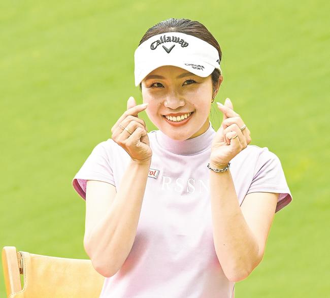 表彰式前、いち早く席に着きポーズを決める準優勝の井上りこ＝鳥取県伯耆町丸山、大山平原ゴルフクラブ
