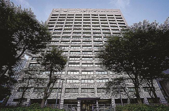 原告の職員が勤務する経産省＝11日午後、東京都千代田区