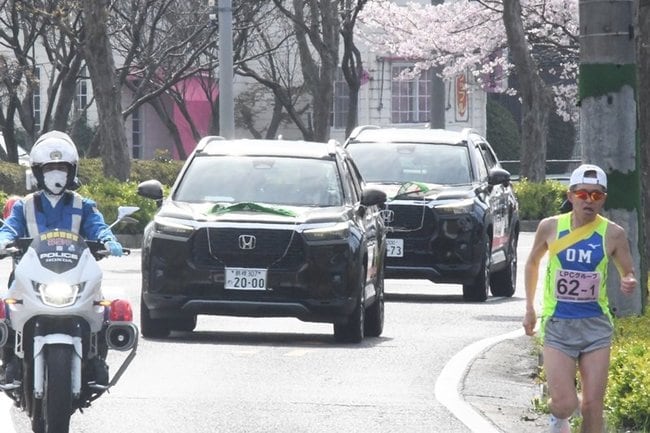 レース運営を支えたホンダの新型ＳＵＶ「ＷＲーＶ」＝松江市浜乃木２丁目