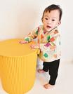 つかまり立ちをする心颯ちゃん。ハイハイもマスターし、元気に動き回っている＝出雲市大塚町